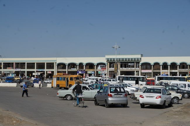 城壁の北は、大きな駐車場。その向こうの建物も規模がデカイね。<br /><br />地図を確認すると…コルホーズ・バザール。こりゃ、見学して行かなきゃね。