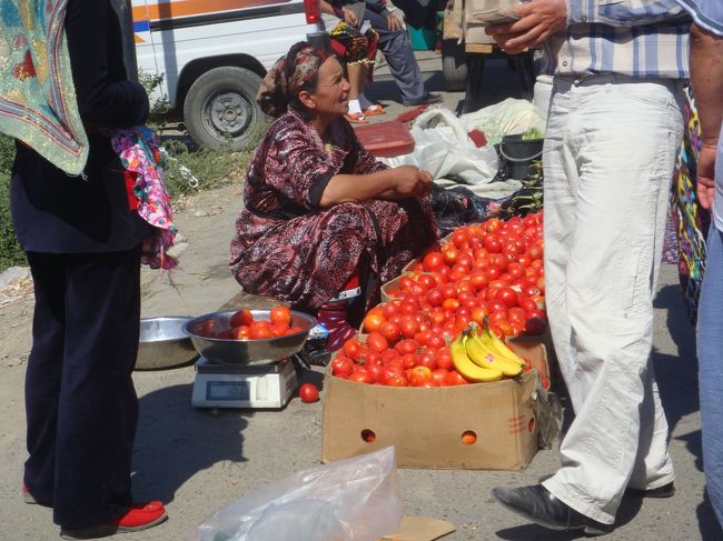 建物に行きつく前から、すっかり市場の雰囲気。