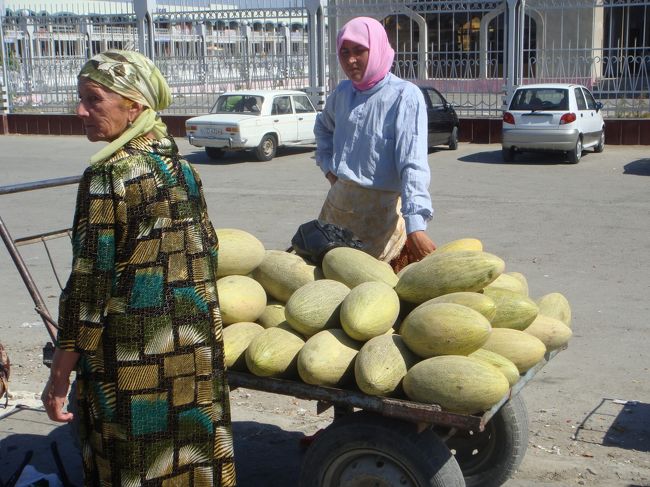 メロンも沢山。あたしゃ苦手なんですが、宿の晩ごはんでは、みんなの人気者。