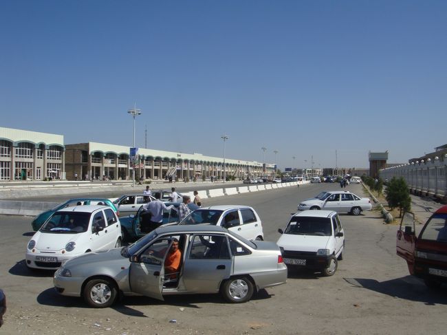 激しく車が行き交っていますんで、轢かれないように…