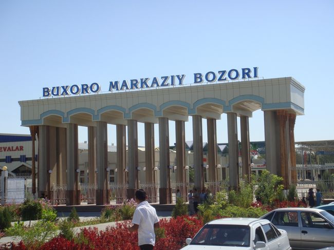 立派な門があるなぁ。あっちも市場かなと、そちらへ向かおうとすると…