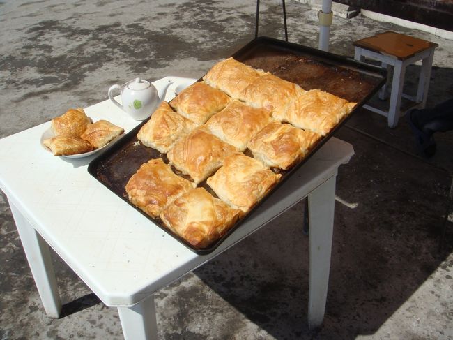 満面の笑顔のお姐さんに手を引かれて…連れていかれた先には、焼き立てサモサ。
