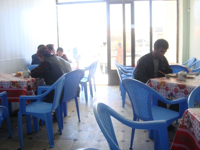 客入りもまぁまぁ。<br /><br />んで、お姐さん。メニューは？