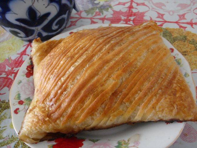 有無を言わさず目の前にやって来たのは、座布団のようなでっかいサモサ。<br /><br />他のお客さんも、良く見りゃサモサを頬張ってますね。これ一品のお店なのね。