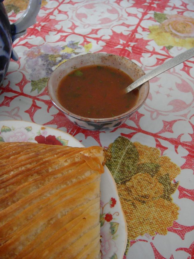 ソースも出て来ました。赤いですが、辛くは無くて、トマトベースかな。