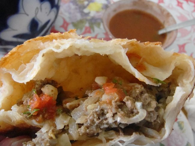 焼き立てで、美味い事は美味いんですが…でかい上に具沢山。わたしにはでかすぎるかも…頑張って全部食べましたがね。ちと、腹が苦しい…