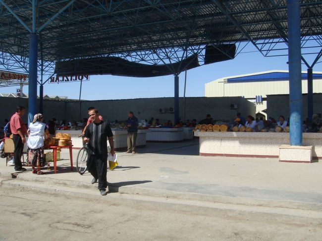 さて、先ほどの門をくぐって…こちらもバザールですね。売り場や、商店が並んでます。