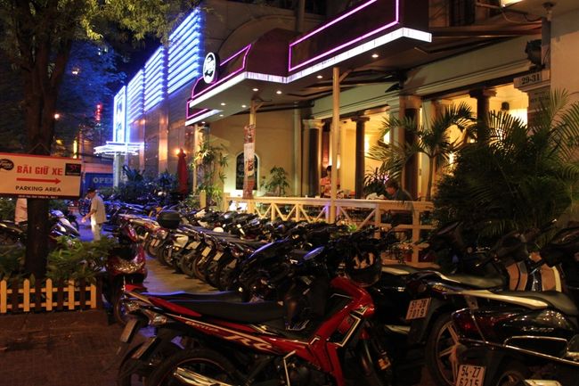 なんとか『fanny』というスイーツ屋さんにたどりつき…<br /><br />少し高そうなカフェだったが、<br />ツアーにアイスfree券が付いていたのでラッキー。<br /><br />しかし、バイクがきれいに停められています。