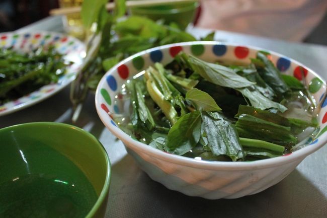 今回の旅の一番の目的。<br />『フォーーガー』！！<br />30,000ドン（130円）<br /><br />お皿に山盛りの香草。<br />自分達で好きなだけちぎって入れて食べます。<br />