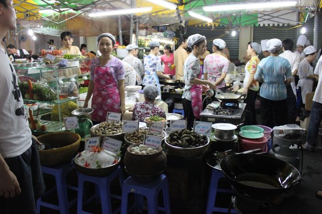 少し歩いて、『ベンタイン市場』へ。<br />物品屋は18：00くらいで店じまいだったので、すぐに夕飯を屋台で食べることに。<br /><br /><br />市場のトイレは1,000ドン（4円）払います。