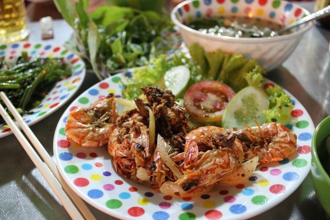 あと、エビ焼き75,000ドン（320円）<br />空芯菜35,000ドン（150円）<br />をビール14,000ドン（60円）で堪能。<br /><br />おしぼりは使うとお金とられるということなので、<br />機内でもらっておきました。