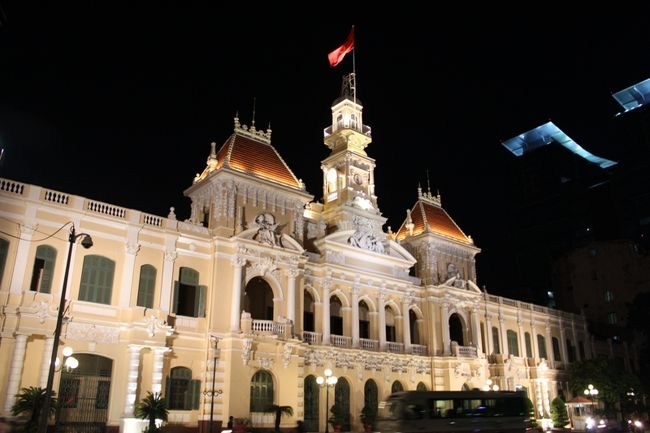 これが、ホーチミン人民委員会。<br /><br />きれいだけど、まぁ、写真だけ。