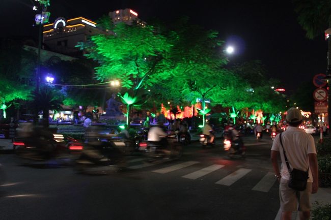 町はイルミネーション…