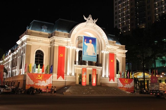 これは何だろう。<br />市民劇場ってやつかな？<br />ホーチミンさんが手を上げています。<br /><br /><br />