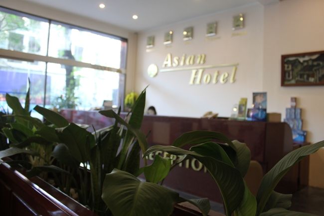 翌朝、朝食後8：00ﾋﾟｯｸｱｯﾌﾟで空港へ。<br /><br />ここが『アジアンホテル』<br />ドンコイ通り沿いで、立地重視で選びました。