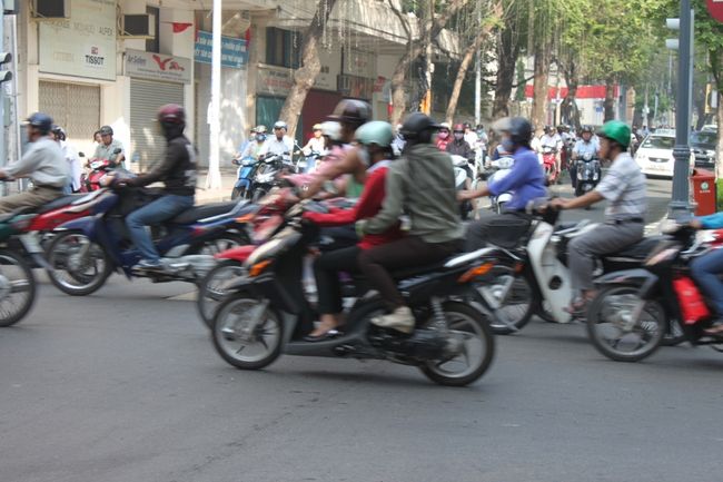 ホーチミンに到着。<br /><br />バイクが凄い凄いとは聞いていたものの、本当にすごい・・・<br />交差点も行ったもん勝ち。自由です。