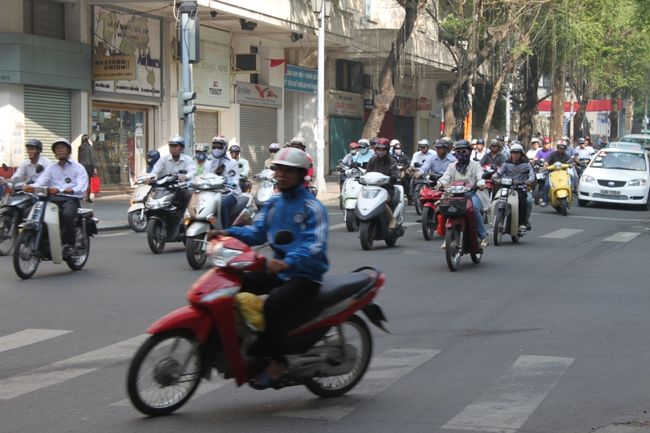 とにかく車より、バイク一人一台の世界です。<br /><br />こんな道路を渡らなくては向こうに行けない。<br />