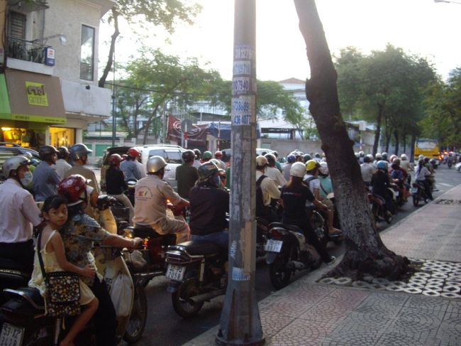 ホテルの前も、朝からバイク天国。<br />