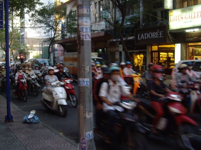 ホーチミンの一番の思い出。<br />バイク。<br />ずっと見ててもおもしろすぎる。この光景。<br /><br />いくらカメラで撮っても撮っても臨場感が湧かないもんです。
