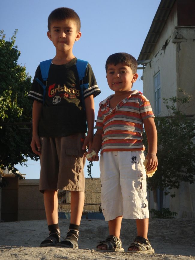 路地に入ったりして、見晴らしの良さそうな所を探しますが…なかなか見つかりませんね。<br /><br />それより、ウロウロしていると、子供に捕まって…