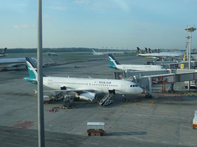 シンガポール・チャンギ空港にて<br /><br />各ターミナルには屋外に出ることができます。<br />ここはターミナル２です。