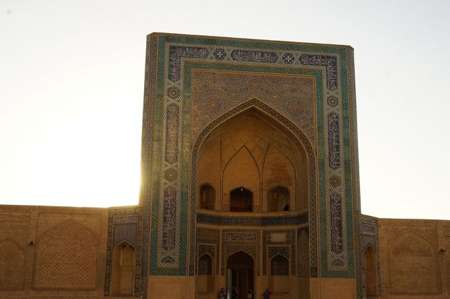 カラーン・モスクの西の方、どんどん日が低くなっていきます。