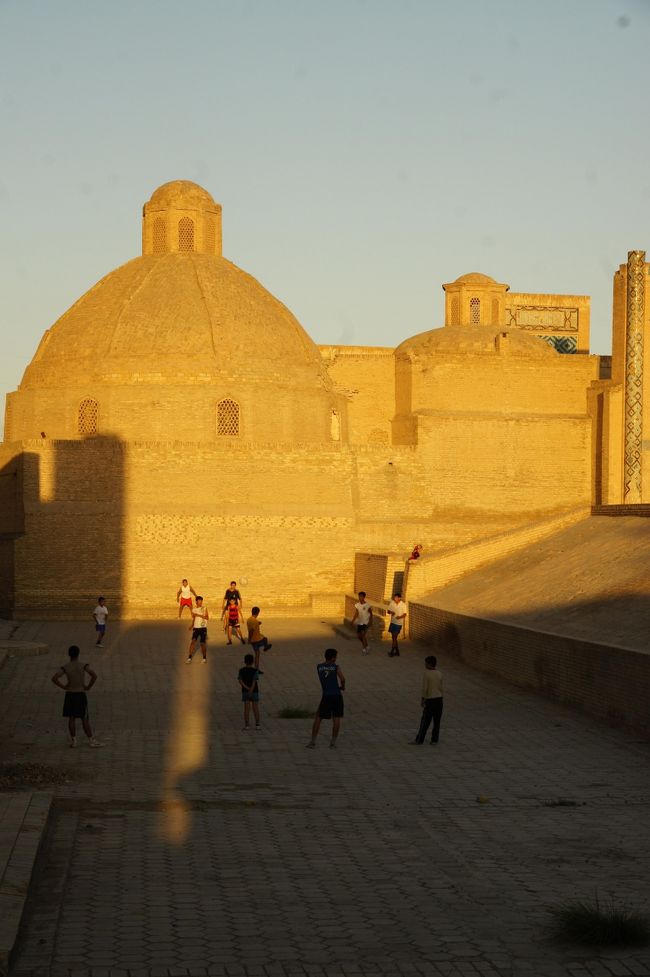 カラーン・モスクの裏手、ここでも夕暮れサッカーしてます。世界遺産の壁にもボールが当たってるんだが…