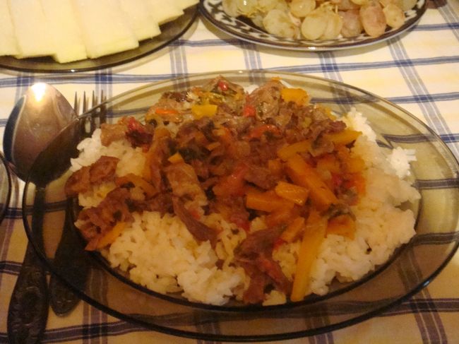 朝、出かける前に、”何食べたい？”って訊かれたんで、”プロフとかラグマンでない、ウズベク料理”って訳の分からん注文して…オーナーのお勧めは、簡単に言うとぶっかけ飯。ちょっと中華っぽくて美味いね。<br /><br />オーナー、ご機嫌で自家製ワインもふるまってくれました。ワインはちょっと若くて、甘みの有るワインでしたな。ご馳走さん。