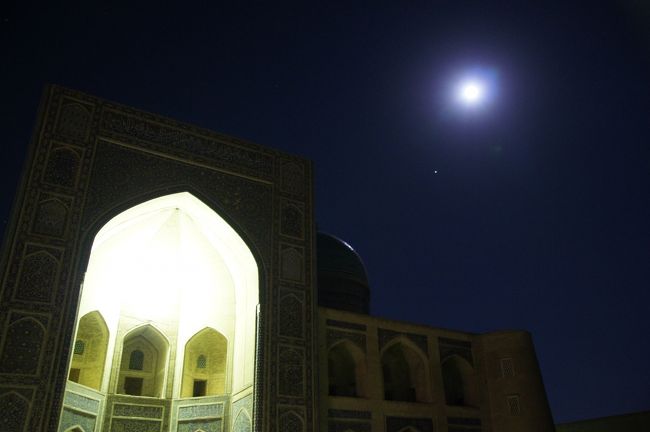 食後、雑談に加わってましたが、ちょっと中座。夜景でも見に行こうかな？こちらは、ミル・アラブ・メドレセ。入り口だけ、妙に明るい。