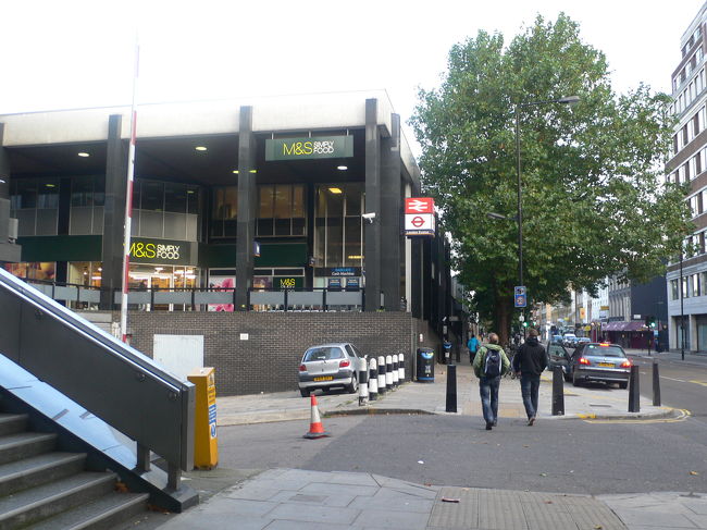 ロンドン2日目。<br />まずは翌日の湖水地方行きに備えて、Euston駅に電車のチケットの引き取りに。<br />
