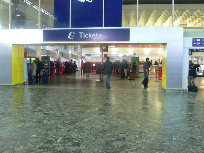 Euston駅の奥に自動チケット発券所があります。<br />