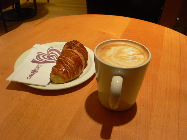 ついでにEuston駅であさごはん。