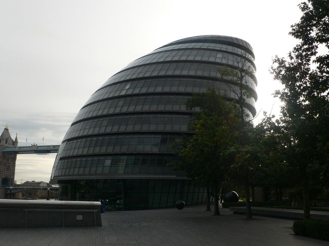 この日はLondon Open Houseをまわる予定。<br />http://www.londonopenhouse.org/<br />9月中旬の週末にロンドンのあちこちで、年代もスタイルも様々な建物が一般公開されます。<br />パンフレットを入手して、google map で場所を調べ、まわれそうなルートを考えた結果、まずはロンドン市庁舎へ。<br />London Bridge駅からテムズ川沿いを歩くと、面白い形の建物が見えてきます。