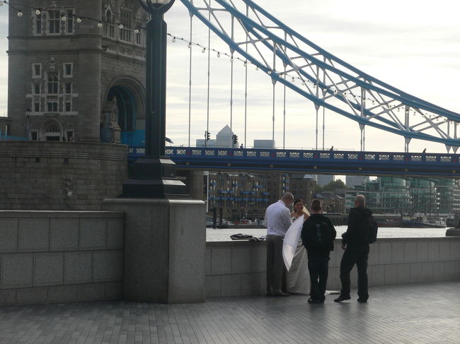 オープン前についたら、日本の女子大生がわんさか。何事かと思えば先生が建築専攻の女子を引き連れてツアー中。<br />ふと向こうを見ればテムズ川を背景にウェディング写真撮影中。
