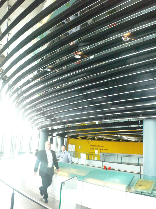 しばらく待った後受付。宇宙船みたいでかっこいい。