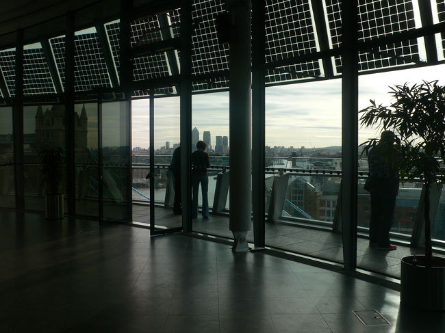 まずはエレベーターで最上階へ。<br />ここは多目的ホールのようなところで、レセプションやワークショップなどが行われる場所とのこと。屋根にはソーラーパネルが敷き詰められているエコな建物です。<br />