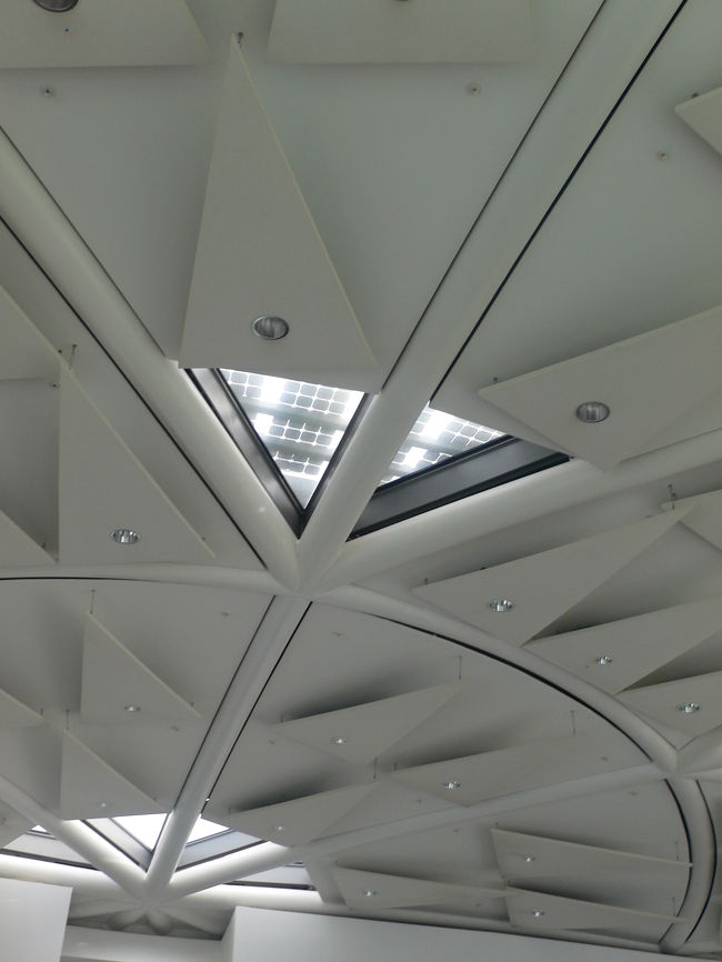 天井。ソーラーパネルが見えます。