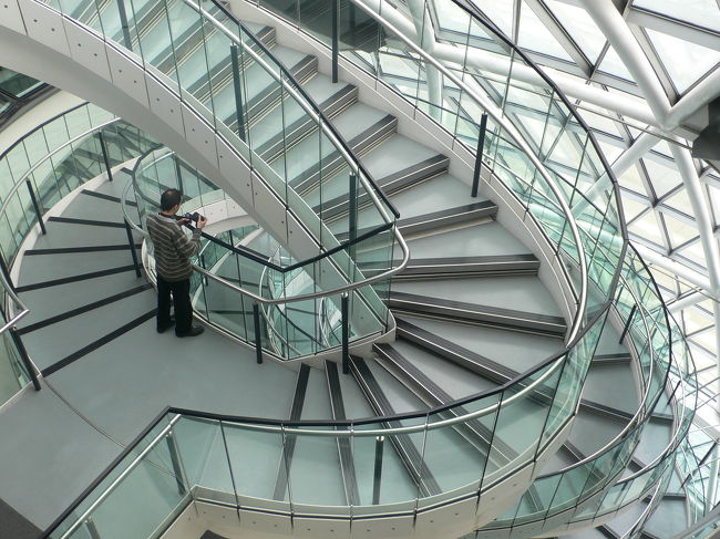 建物の半分は吹き抜けになっていて、1階には議会場があります。<br />そして最上階から1階までは螺旋階段でおりられます。