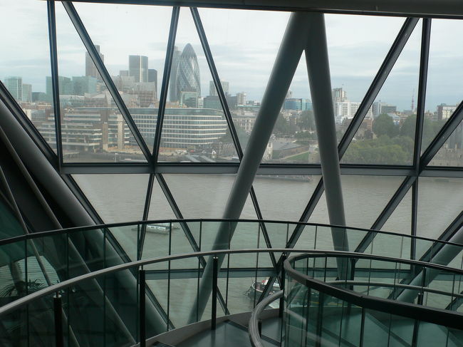 吹き抜けは半分はオフィスに囲まれていますが、もう一方はガラスばりでテムズ川とロンドンの街の風景が広がります。