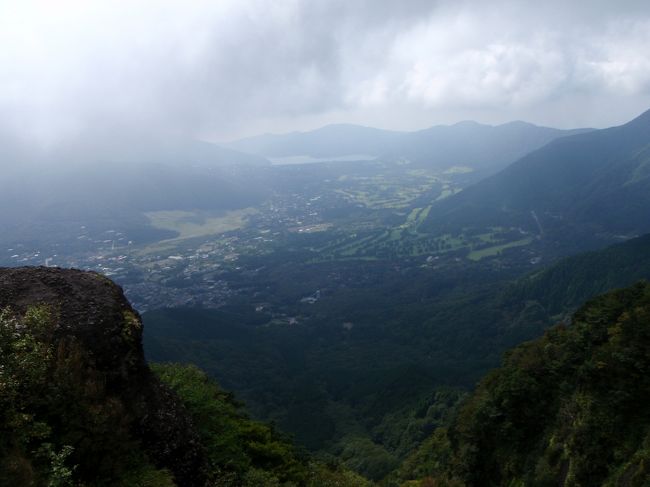 雲が多くて、眺望はいまいち。<br /><br />右半分がゴルフ場<br />左側が仙石原のススキの草原<br />奥には、芦ノ湖も見える。