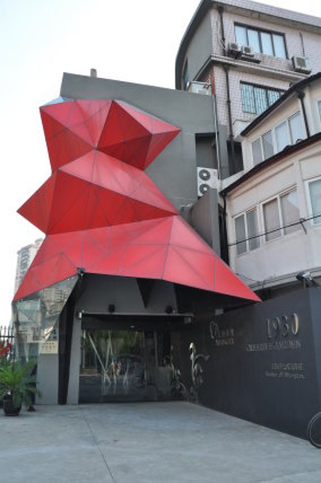 この建物につきあたりました。この芸術性（？）きっと1933は近いに違いない！と思ってふと左を見たら…