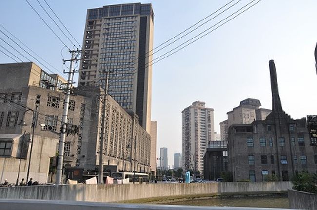 1933老場坊（左側の背の低い建物）を発見！橋を渡ります★