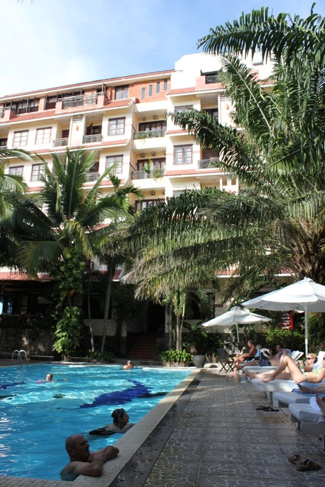 プールもあって、ビリヤード場やトレーニングルーム、インターネットスペース、SPAもある。<br /><br />このプールも毎日入りました。