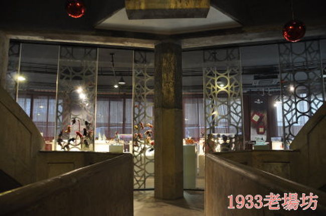 とにかく廊下にしろ階段にしろ不思議な形です。