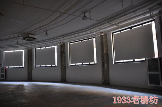 何にもない空間ですが、隙間から入る光のおかげで不思議な絵になりますね。