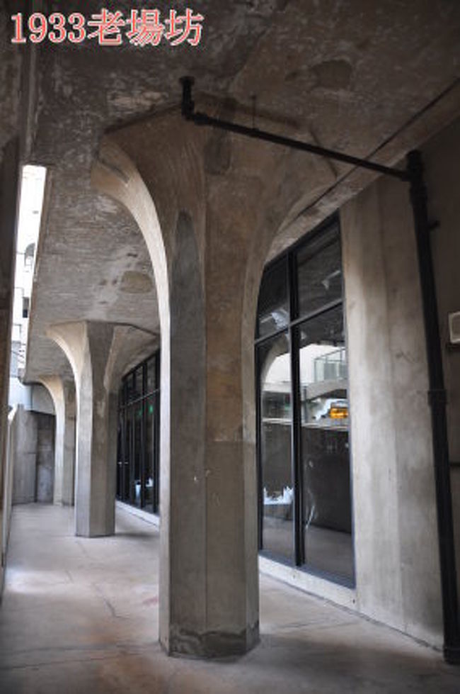 とにかく不思議な建物です。イメージでいうと、客家土楼を西洋の建築方式で再現したみたいな？？？建物をさらに建物で包んだような？？なんて表現したらいいのかわかりません。