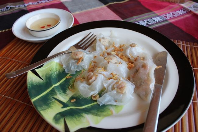 これはホイアン名物『ホワイトローズ』。<br />48,000ドン<br /><br />米粉で作った皮にエビのすり身がのせてある。<br />ここはヌックマムという辛いタレをつけて食べます。<br />トゥルン♪とぺロリです。<br /><br /><br />見つけては毎日食べました。