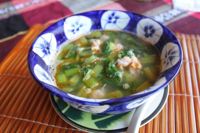 『エビのスープ』<br />見た目より辛くなく、さっぱり。<br /><br />なんか、エビばっかりだな〜…<br />32,000ドン<br /><br />全体的にそんなに安くないかも。