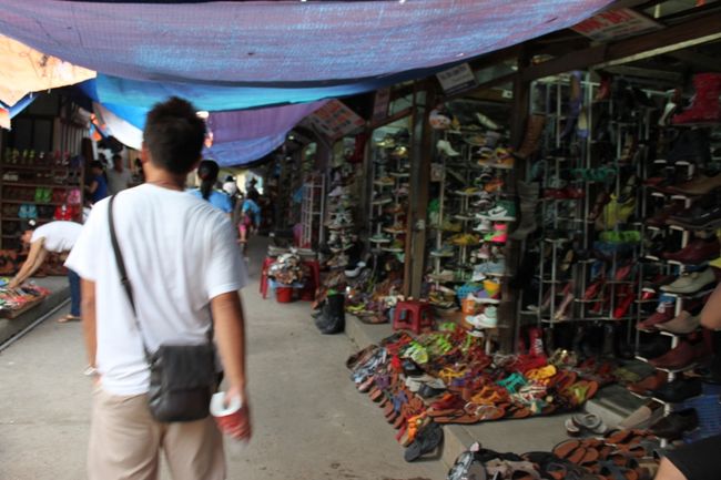 靴屋がとにかくたくさん。