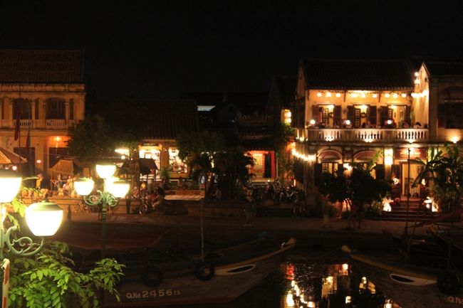 席は2階のテラス。<br /><br />バグダン通りがきれいです。